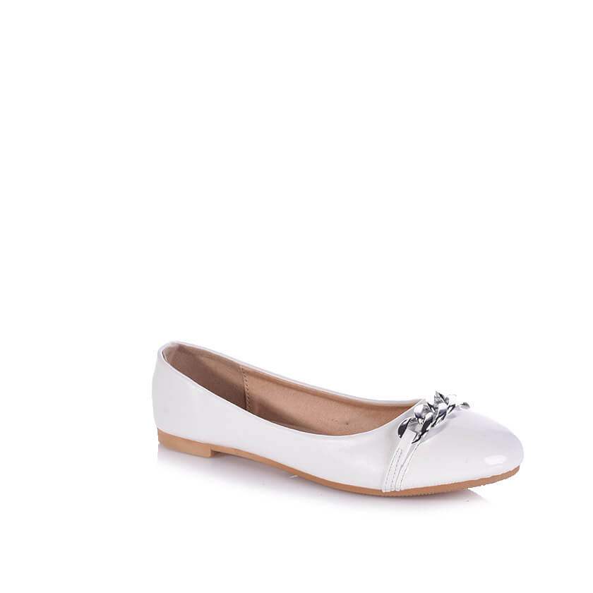 Μπαλαρίνες λευκές δερματίνη και λουστρίνι με αλυσίδα μπροστά ΛΕΥΚΟ