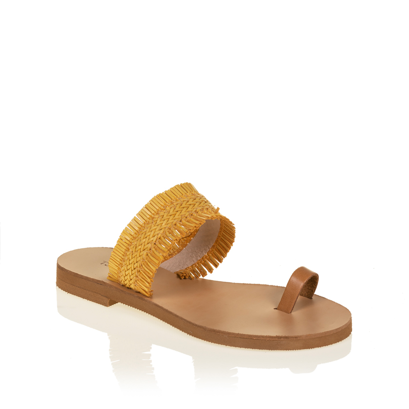 Σανδάλια κίτρινα ψάθινα με πλέξη και κρόσια στη φάσα ΚΙΤΡΙΝΟ
