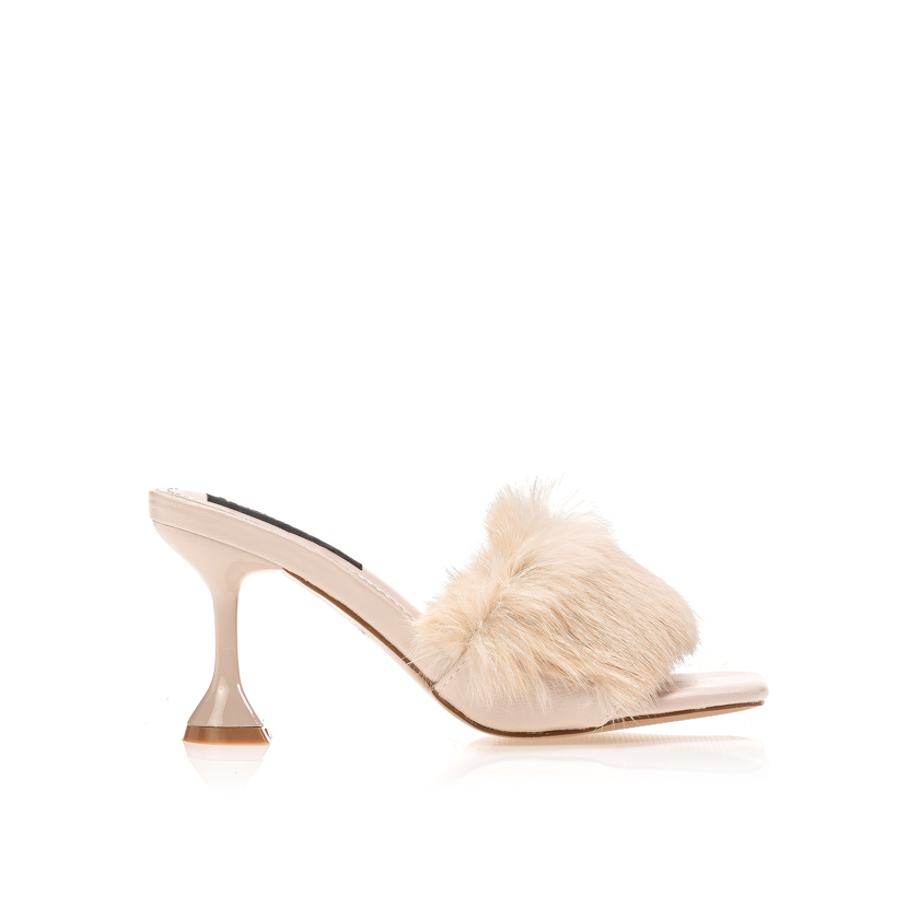 Πέδιλα mules μπεζ με γουνάκι στη φάσα και ιδιαίτερο τακούνι ΜΠΕΖ