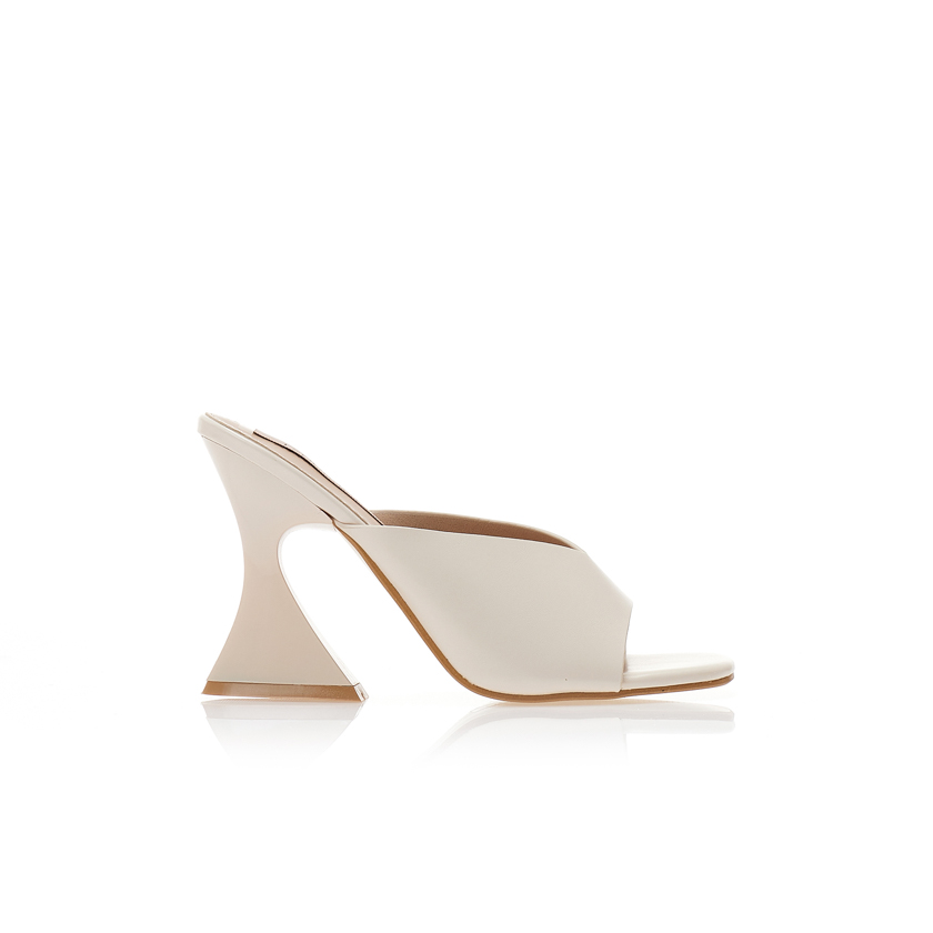 Πέδιλα mules μπεζ δερματίνη με σχέδιο V στη φάσα και ιδιαίτερο τακούνι ΜΠΕΖ