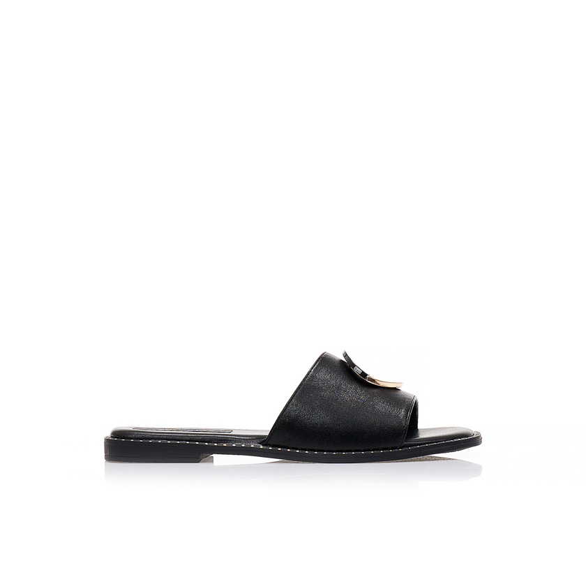 Σανδάλια μαύρα δερματίνη με δίχρωμη αγκράφα στη φάσα ΜΑΥΡΟ