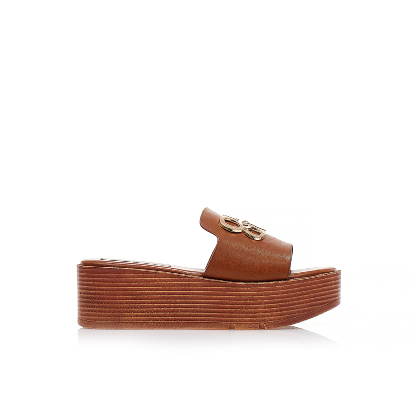 Flatforms κάμελ δερματίνη με χρυσή μεταλλική αγκράφα στη φάσα ΚΑΜΕΛ
