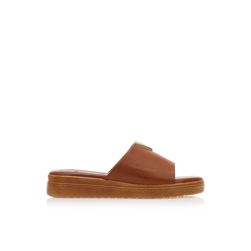 Flatforms κάμελ δερματίνη με χρυσή αγκράφα στη φάσα σε σχέδιο V ΚΑΜΕΛ