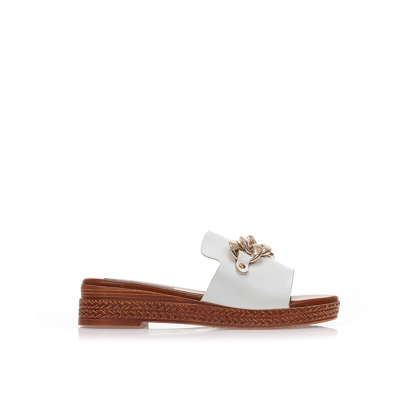 Flatforms λευκά δερματίνη με αγκράφα στη φάσα ΛΕΥΚΟ