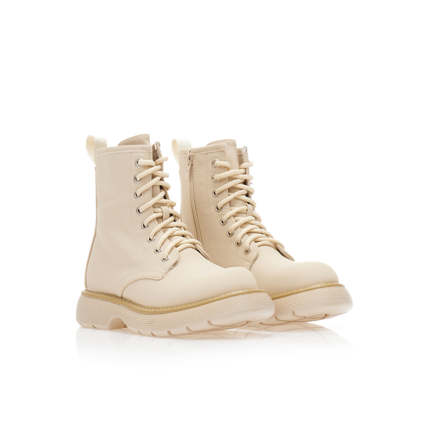 Toshakda uning mushuk ishqalab Ko‘krak uchlari kesilgan sutyen