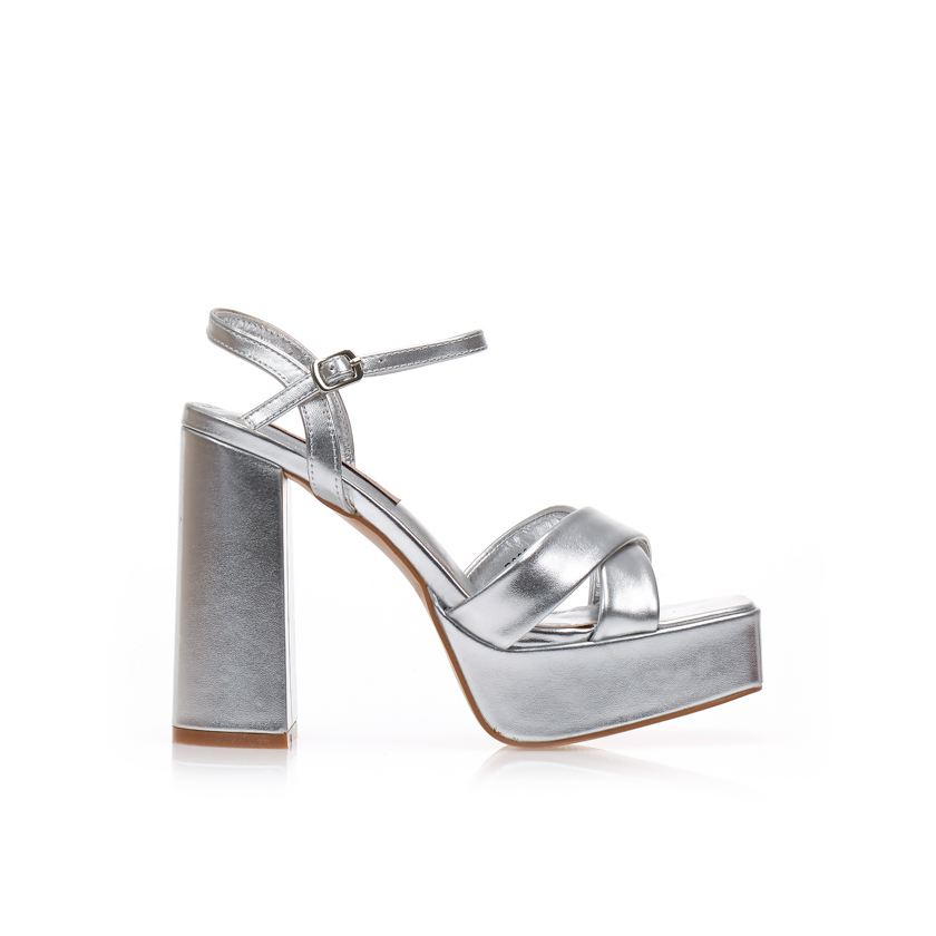 Πέδιλα ασημί δερματίνη με χιαστί φάσα και φιάπα ΑΣΗΜΙ
