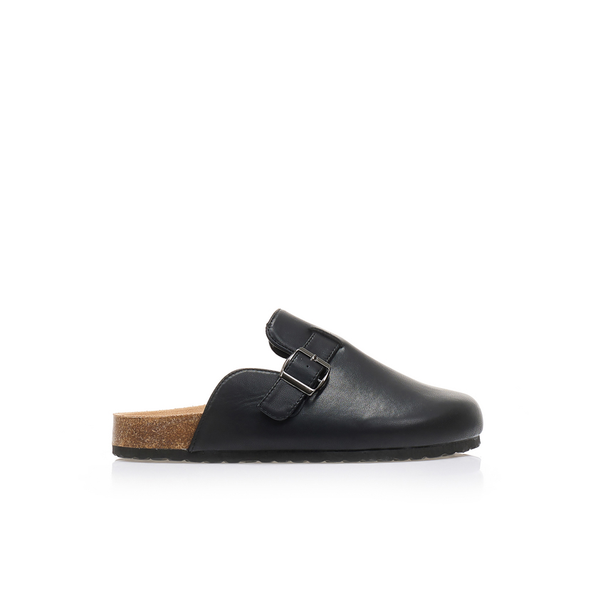 Παντόφλες μαύρες δερματίνη με διακοσμητικό λουράκι ΜΑΥΡΟ