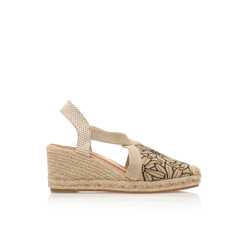 Εσπαντρίγιες πλατφόρμες μπεζ με μαύρο διακοσμητικό κέντημα ΜΑΥΡΟ