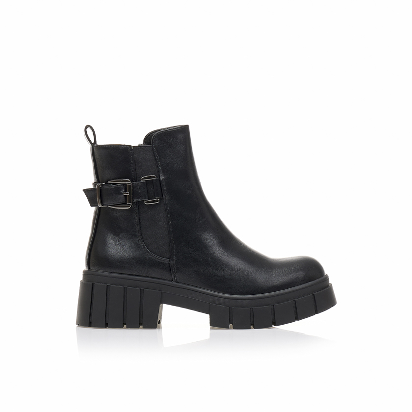 Μποτάκια μαύρα δερματίνη με αγκράφα και ιδιαίτερη σόλα ΜΑΥΡΟ