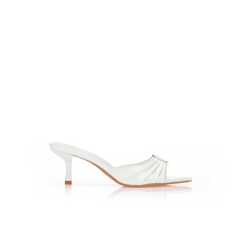 Mules λευκά με πιέτες και χρυσό διακοσμητικό ΛΕΥΚΟ