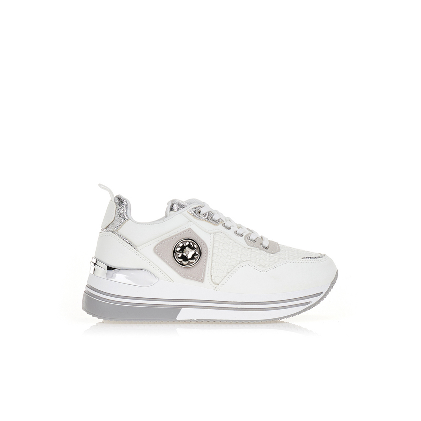 Sneakers με ανάγλυφο σχέδιο και αγκράφα ΛΕΥΚΟ