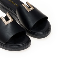 Flatforms μαύρα δερματίνη με χρυσή αγκράφα