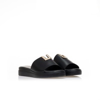 Flatforms μαύρα δερματίνη με χρυσή αγκράφα