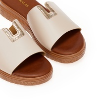 Flatforms μπεζ δερματίνη με χρυσή αγκράφα