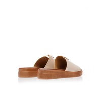 Flatforms μπεζ δερματίνη με χρυσή αγκράφα