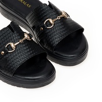 Flatforms μαύρα δερματίνη με χρυσή αγκράφα