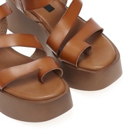 Flatforms κάμελ δερματίνη με πολλαπλά λουράκια και σχέδιο δαχτυλίδι