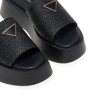 Flatforms μαύρα με ψάθινη φάσα και αγκράφα