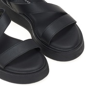 Flatforms μαύρα δερματίνη με λοξό λουράκι