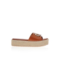 Flatforms κάμελ δερματίνη με διακοσμητική αγκράφα στη φάσα