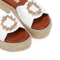 Flatforms λευκά δερματίνη με διακοσμητική αγκράφα στη φάσα