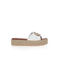 Flatforms λευκά δερματίνη με διακοσμητική αγκράφα στη φάσα