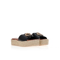 Flatforms μαύρα δερματίνη με διακοσμητική αγκράφα στη φάσα