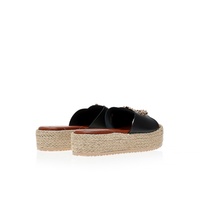 Flatforms μαύρα δερματίνη με διακοσμητική αγκράφα στη φάσα