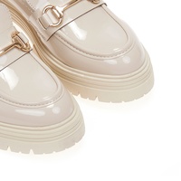 Oxfords μπεζ λουστρίνι με μεταλλική αγκράφα