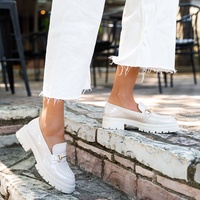 Oxfords μπεζ λουστρίνι με μεταλλική αγκράφα