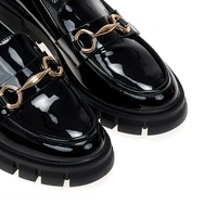 Oxfords μαύρα λουστρίνι με χρυσή αγκράφα