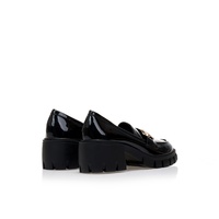 Oxfords μαύρα λουστρίνι με χρυσή αγκράφα