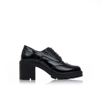 Γόβες loafers μαύρες λουστρίνι με διάτρητο σχέδιο και κορδόνια