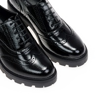 Γόβες loafers μαύρες λουστρίνι με διάτρητο σχέδιο και κορδόνια